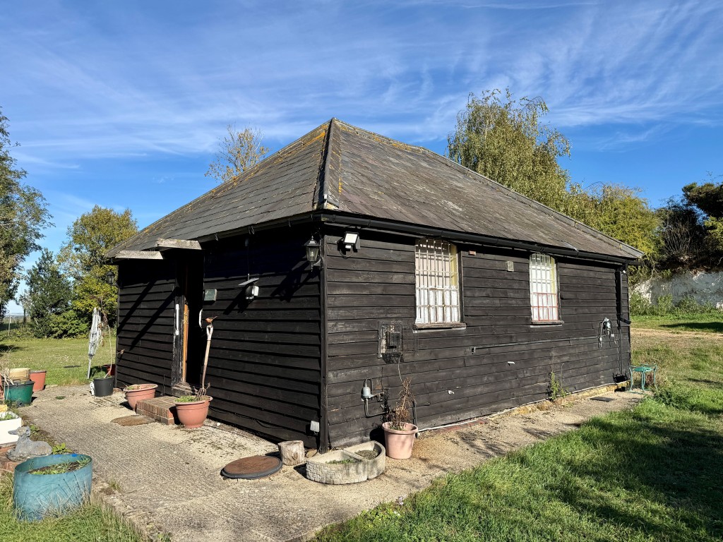 Lot: 103 - GRANARY AND OUTBUILDINGS ON APPROX 14 ACRES WITH FENCED PADDOCKS IN RURAL LOCATION - The Granary